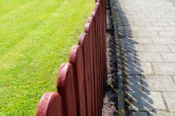 Holzzaun benötigt Pflege
