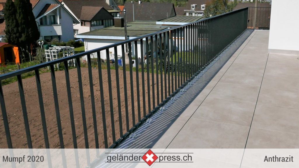 staketengelaender pulverbeschichtet anthrazit mit feuerverzinkten fussplatten