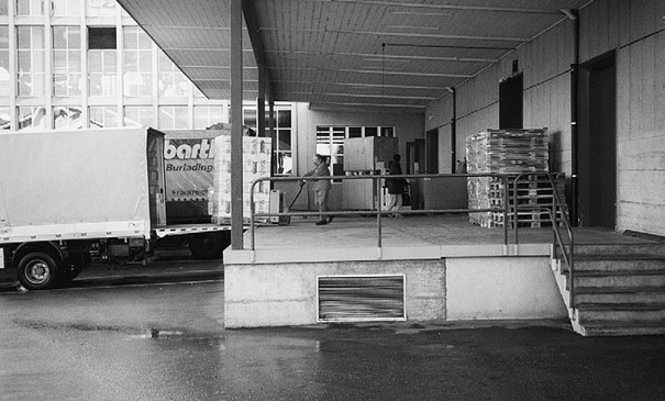 Industriegeländer an Laderampen