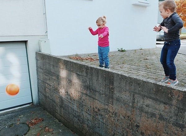 Kinder spielen mit Ball gefährlich weil kein Geländer da ist.