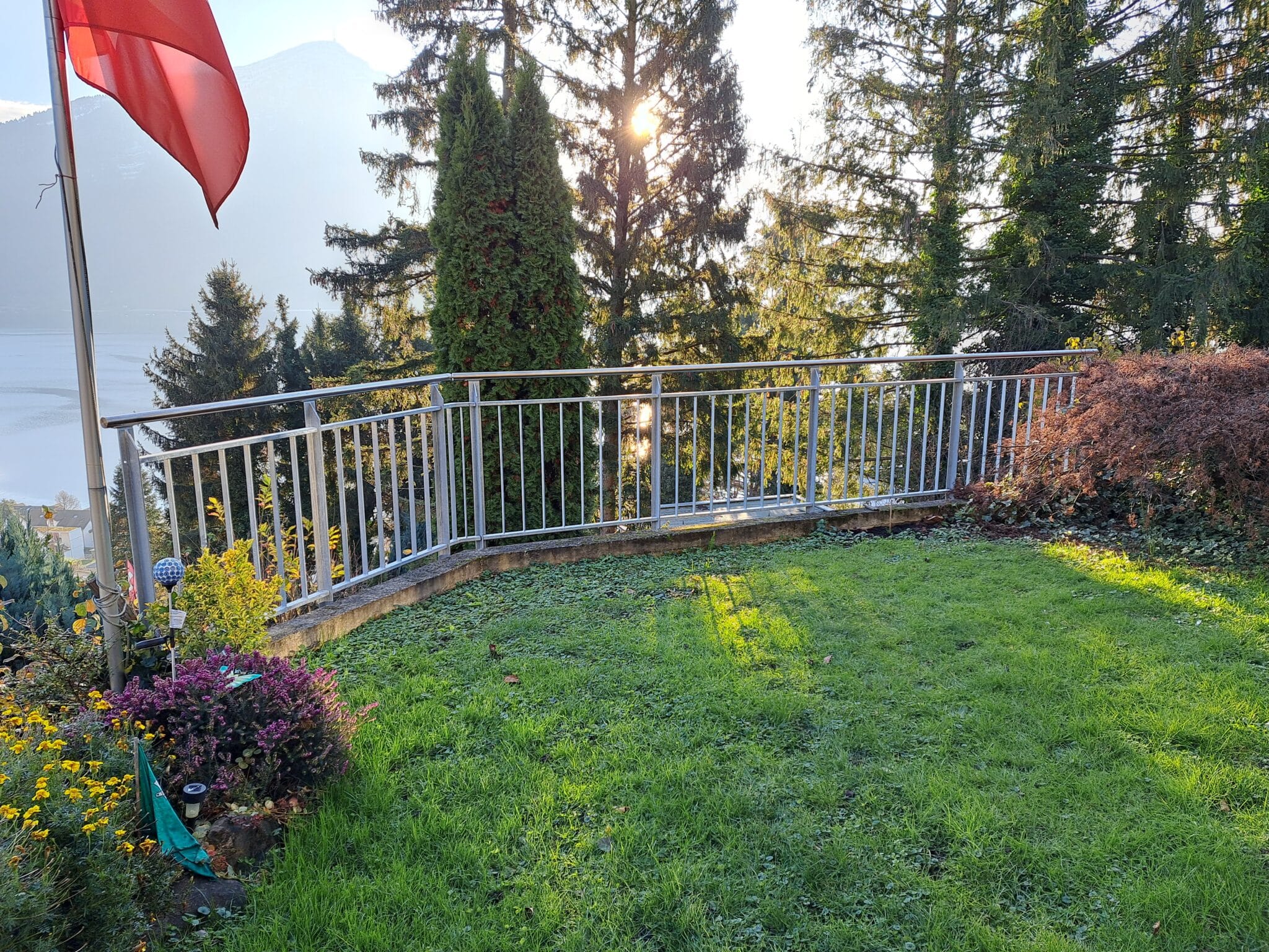 Staketengeländer feuerverzinkt mit Handlauf bei Terrasse
