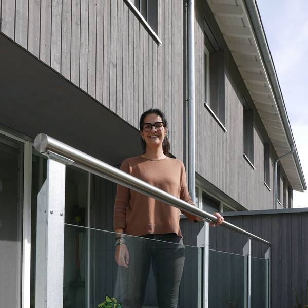 Kundin Mit Glasgeländer
