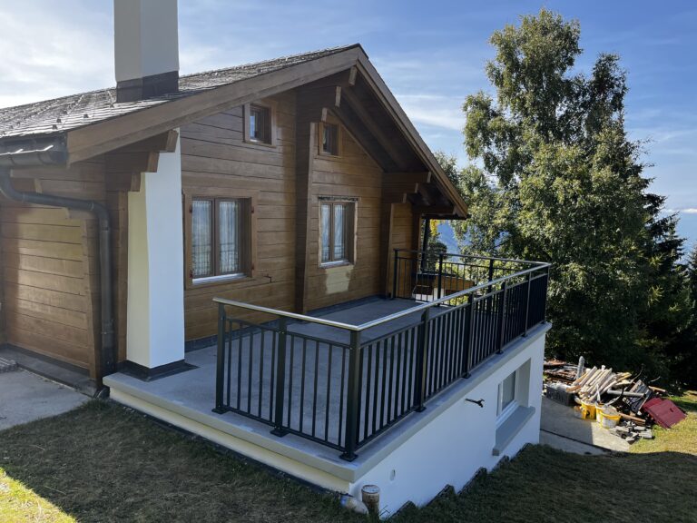 Balkongeländer Anthrazit mit Handlauf in Edelstahl vor Holzhaus