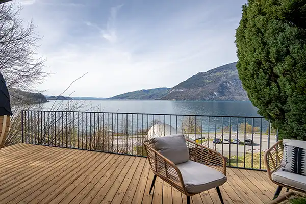 Staketengeländer pulverbeschichtet Anthrazit mit Ausblick auf See