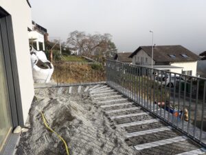Geländer durchdringungsfrei auf Flachdach mit Gegengewicht montiert.
