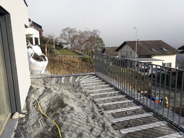 Geländer durchdringungsfrei auf Flachdach mit Gegengewicht montiert.